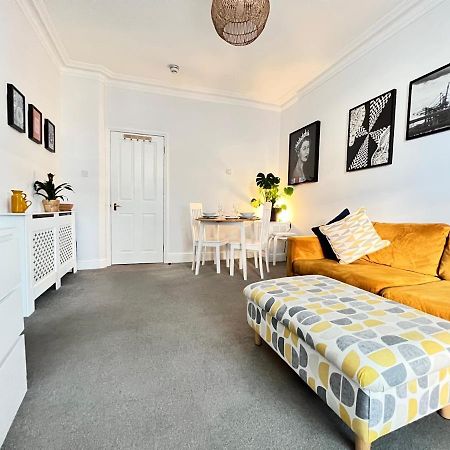 Stylish One-Bedroom Rental With Private Patio In Zone 2 런던 외부 사진