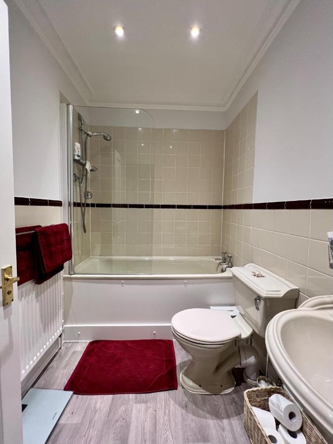 Stylish One-Bedroom Rental With Private Patio In Zone 2 런던 외부 사진