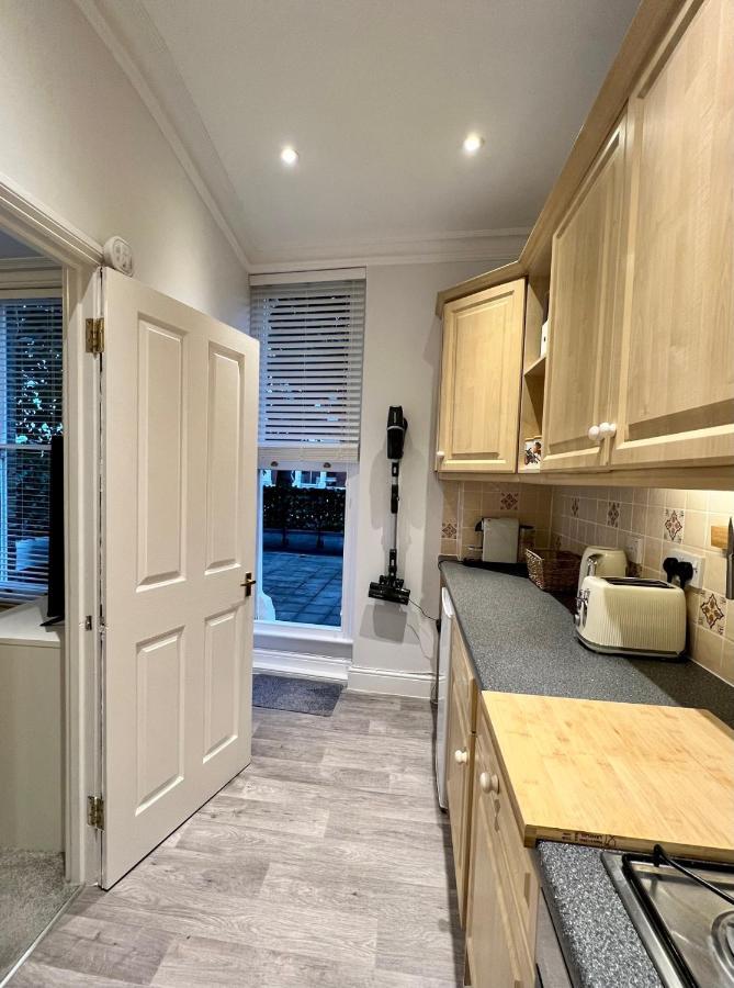Stylish One-Bedroom Rental With Private Patio In Zone 2 런던 외부 사진