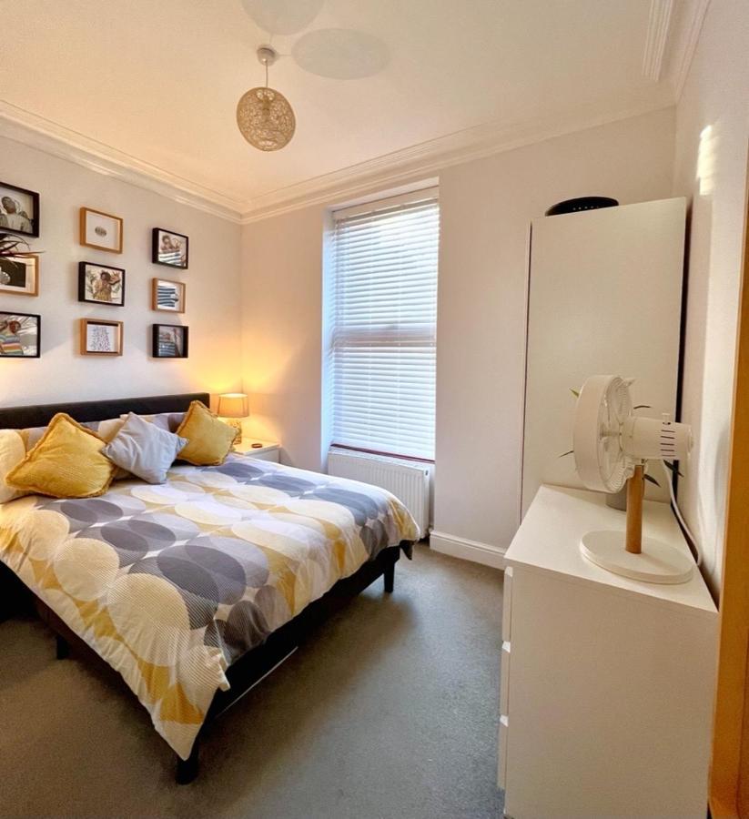 Stylish One-Bedroom Rental With Private Patio In Zone 2 런던 외부 사진