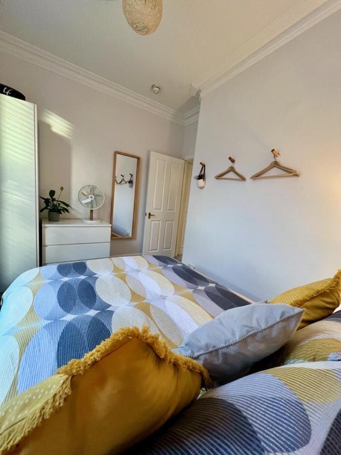 Stylish One-Bedroom Rental With Private Patio In Zone 2 런던 외부 사진