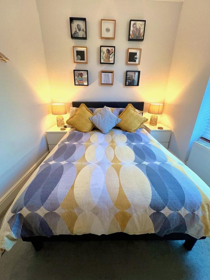 Stylish One-Bedroom Rental With Private Patio In Zone 2 런던 외부 사진