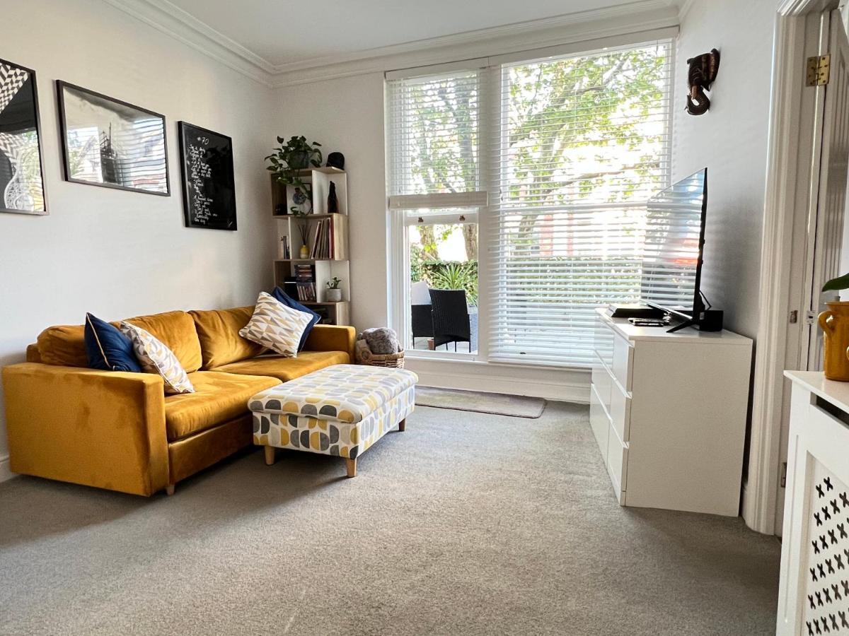 Stylish One-Bedroom Rental With Private Patio In Zone 2 런던 외부 사진