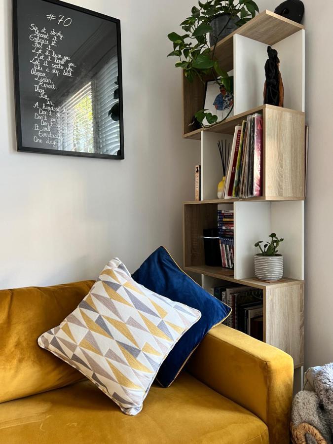 Stylish One-Bedroom Rental With Private Patio In Zone 2 런던 외부 사진