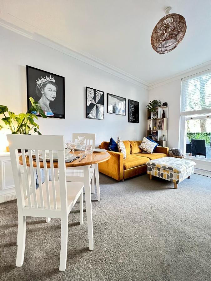 Stylish One-Bedroom Rental With Private Patio In Zone 2 런던 외부 사진