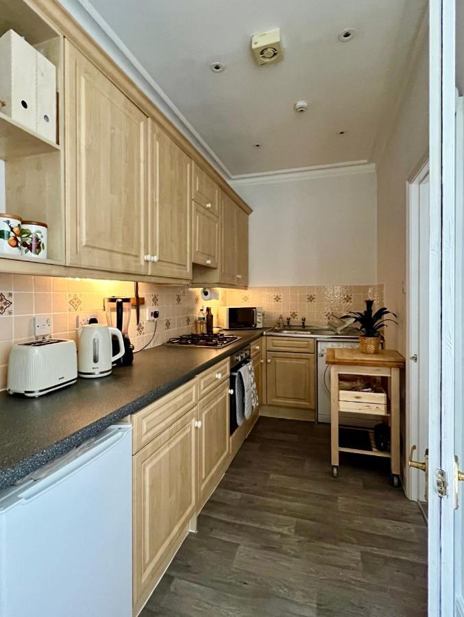 Stylish One-Bedroom Rental With Private Patio In Zone 2 런던 외부 사진