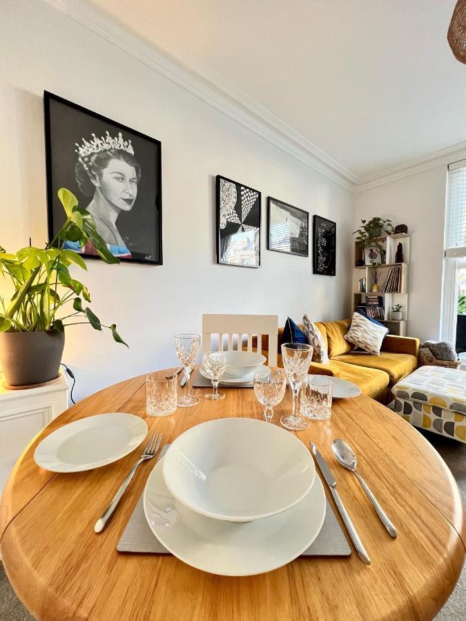 Stylish One-Bedroom Rental With Private Patio In Zone 2 런던 외부 사진